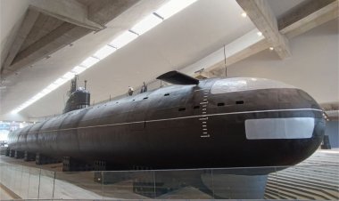 В Кронштадте появилась новая достопримечательность — стометровая атомная подлодка «Ленинский комсомол»