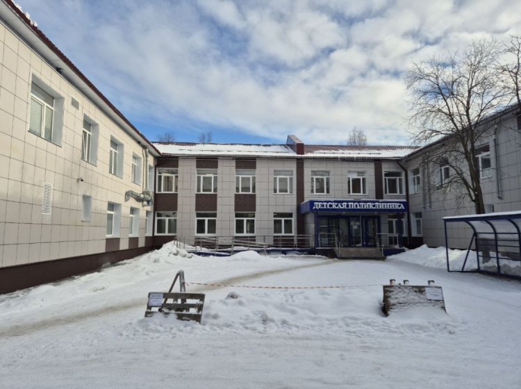 В Ковдоре завершен капитальный ремонт фасада детской поликлиники